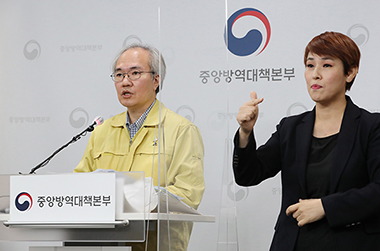 코로나19 브리핑하는 권준욱 부본부장